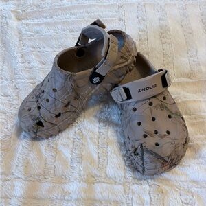 Woman’s clog in Beige and Green (Camo)